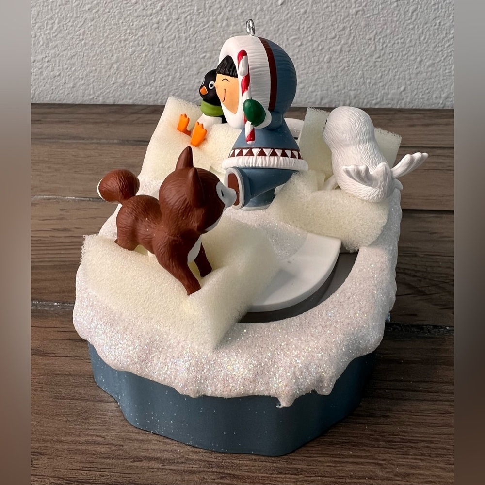 Hallmark NEW 2019 Christmas Ornament Frosty Friends 40th Anniversary with Motion - Picture 5 of 10